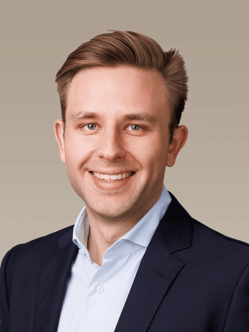 Karol Ciesluk, Associate